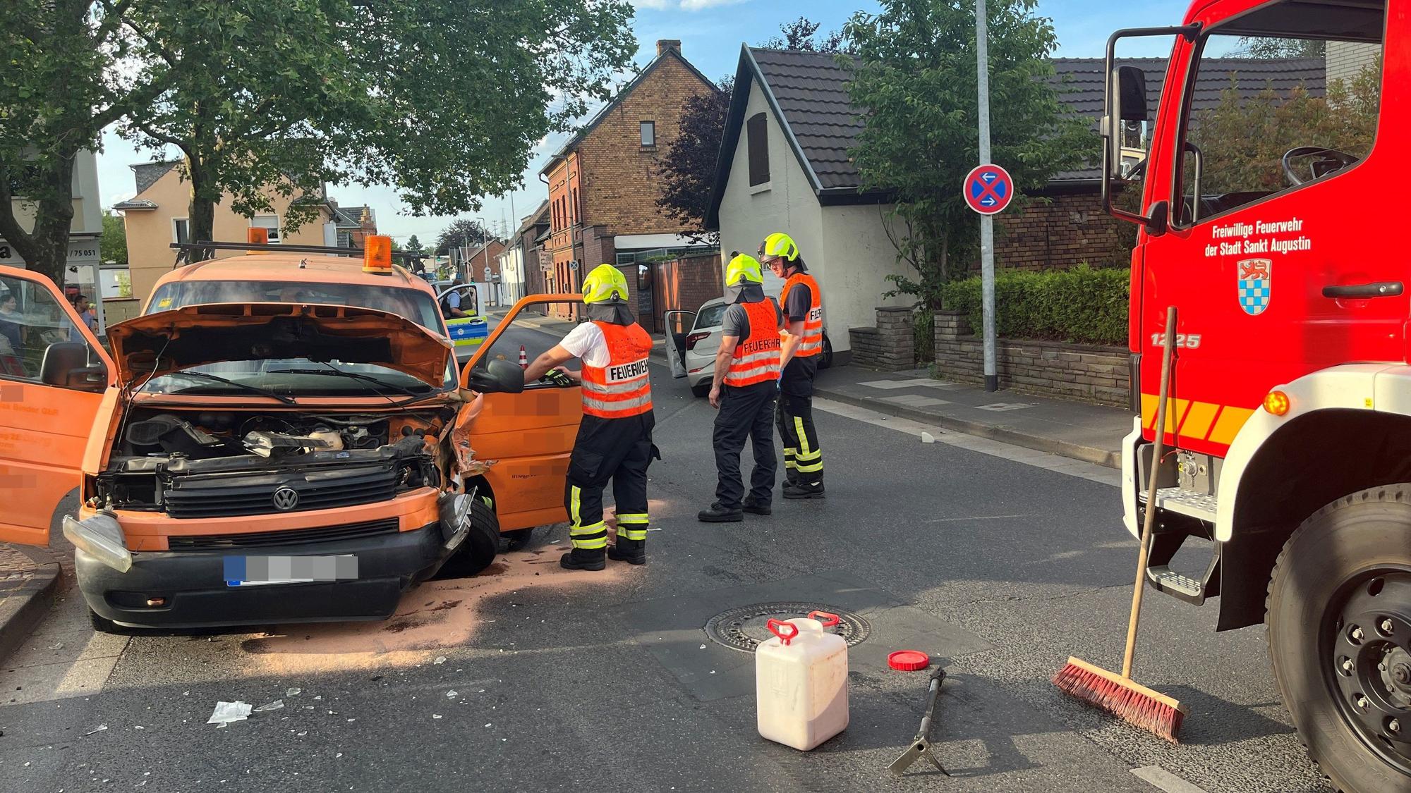 Bei einem Unfall in Sankt Augustin-Menden sind fünf Menschen verletzt worden.