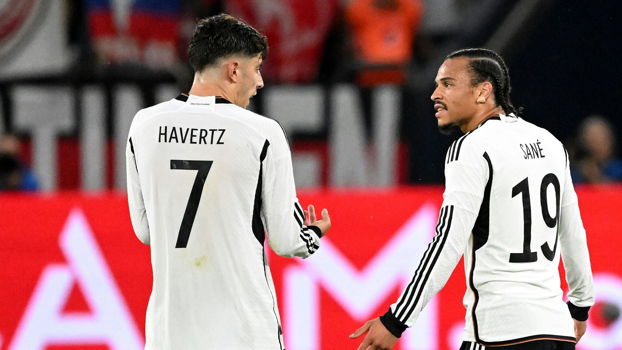 Kai Havertz und Leroy Sane diskutieren während des Spiels gegen Kolumbien.