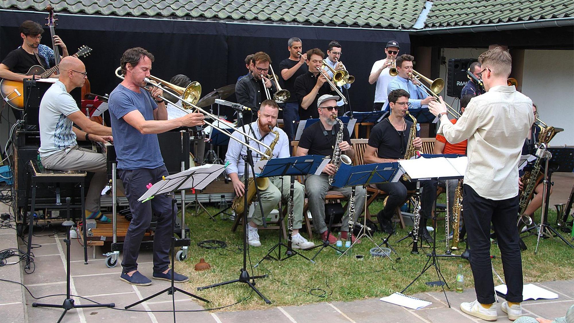 Das Bild zeigt die Bigband beim Konzert in Kronenburg.