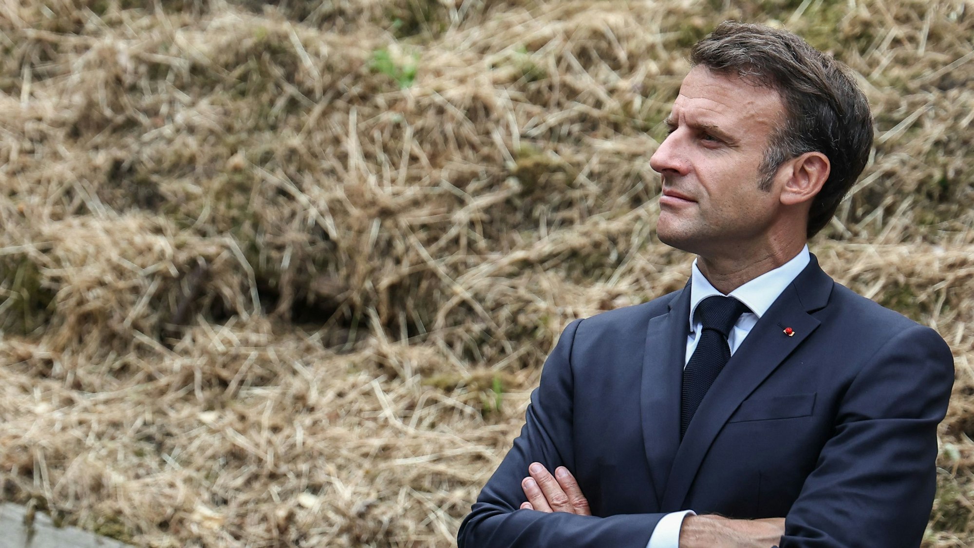 Emmanuel Macron trank nach einem Rugby-Spiel ein Bier in einem Zug. Nun wirft ihm die Opposition vor, ein schlechtes Vorbild in Sachen Trinkverhalten abzugeben.