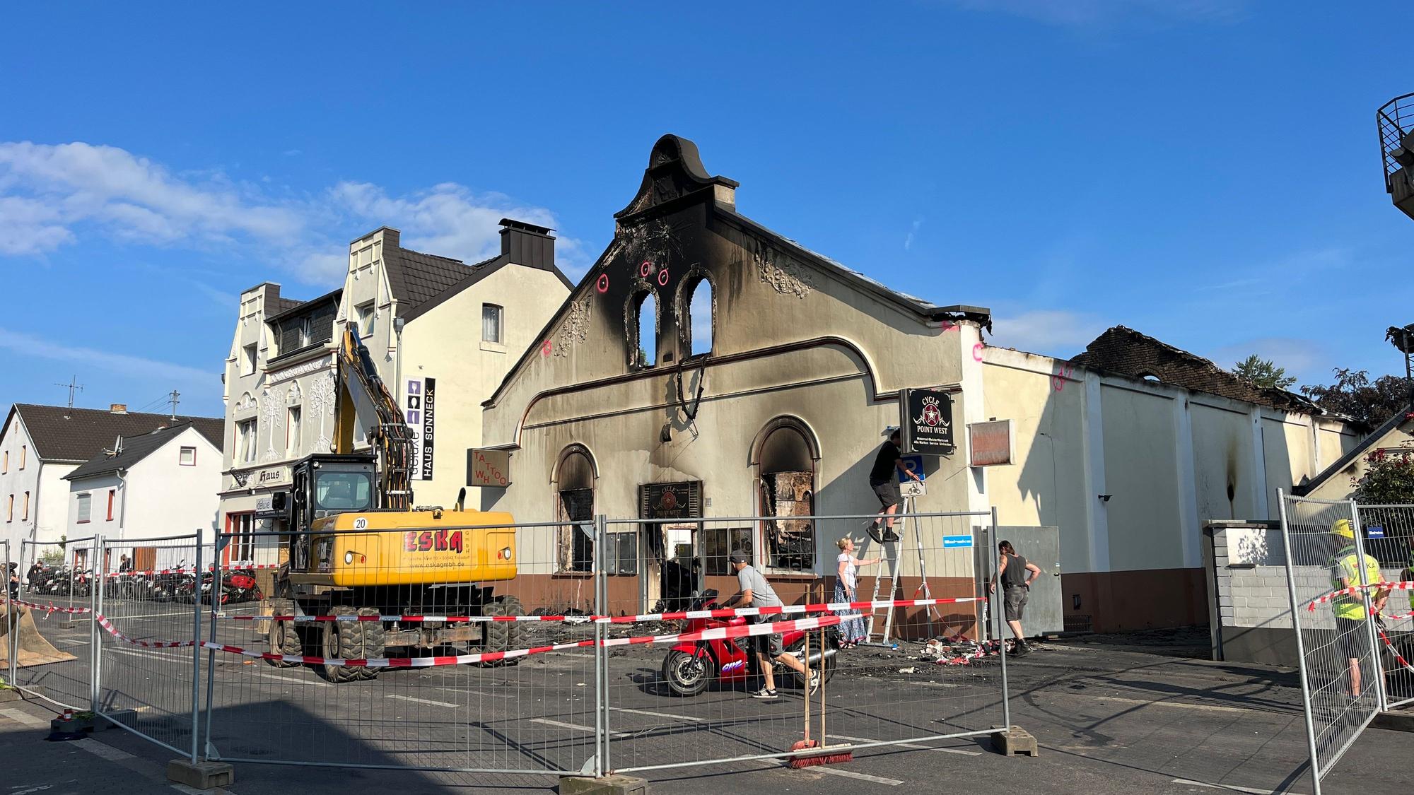 Der Giebel des denkmalgeschützten Gebäudes, bei dessen Brand zwei Feuerwehrleute starben, ist am Dienstag eingerissen worden.
