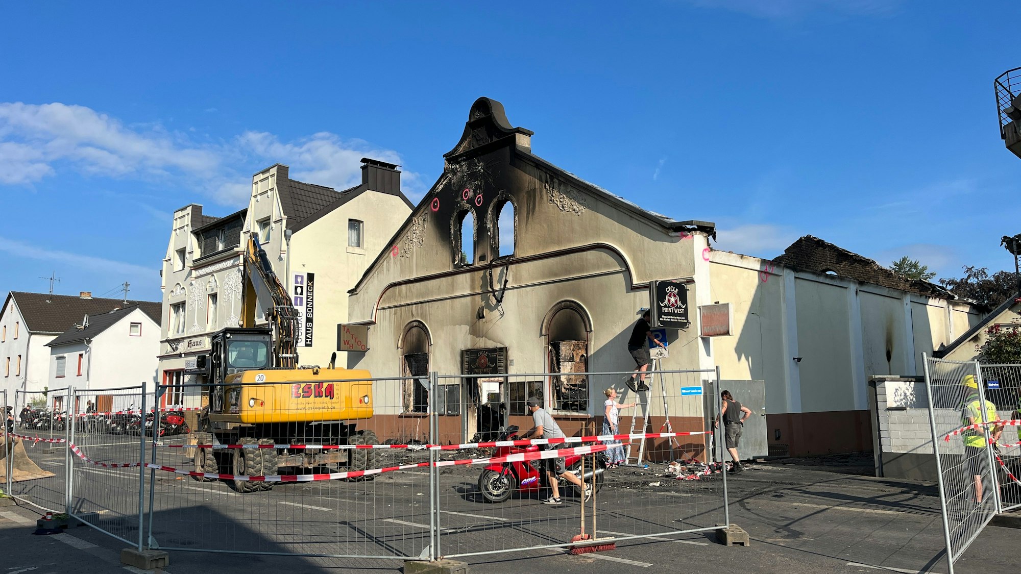 Der Giebel des denkmalgeschützten Gebäudes, bei dessen Brand zwei Feuerwehrleute starben, ist am Dienstag eingerissen worden.