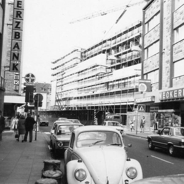 Der Kaufhof in Siegburg kurz vor der Eröffnung im Jahr 1974.