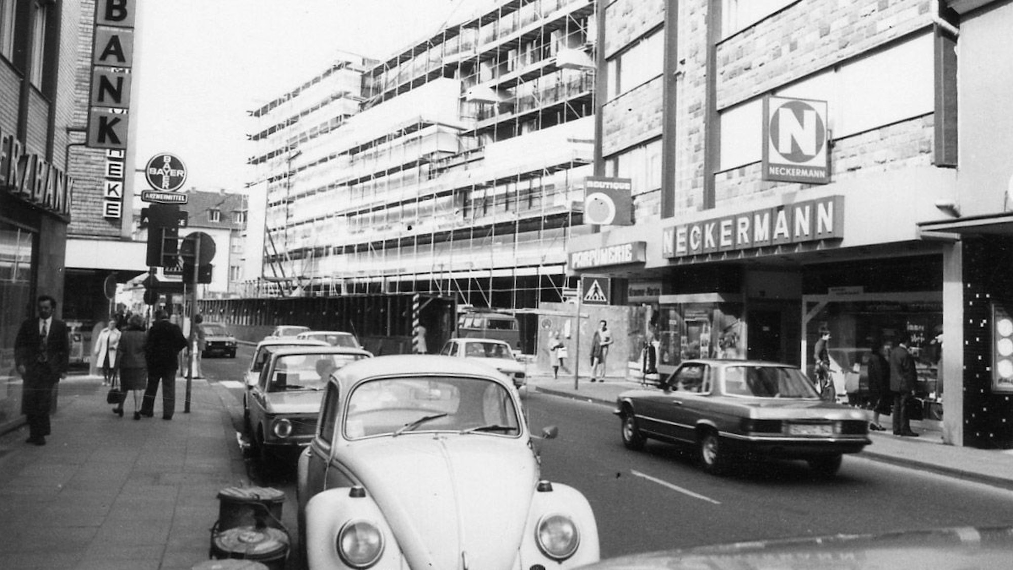 Der Kaufhof in Siegburg kurz vor der Eröffnung im Jahr 1974.