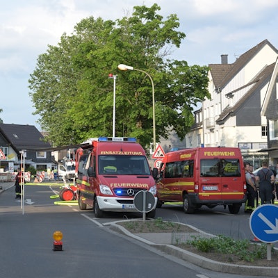 Feuerwehrfahrzeuge stehen auf der Wipperfürther Straße in Kürten.