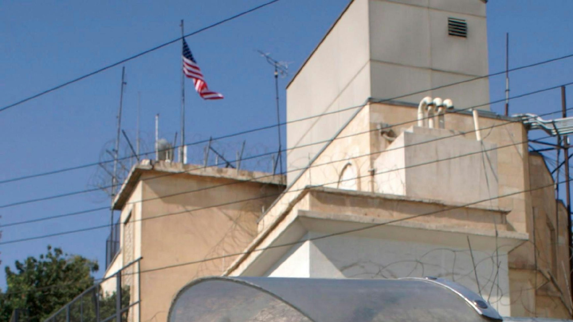 Eine US-Botschaft mit Flagge