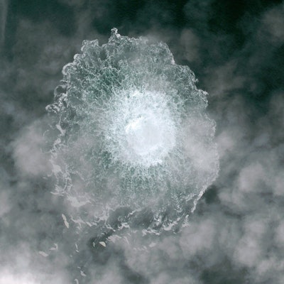 Das Nord Stream 1-Gasleck in der Ostsee, fotografiert von dem Satelliten Pléiades Neo. Neue Recherchen deuten offenbar darauf hin, dass bei der Sprengung von Nord Stream 2 ein kleinerer Sprengsatz verwendet wurde, als bisher vermutet. (ARchivbild)