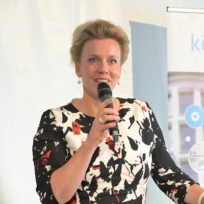 Ina Brandes steht auf der Bühne und hält eine Rede.