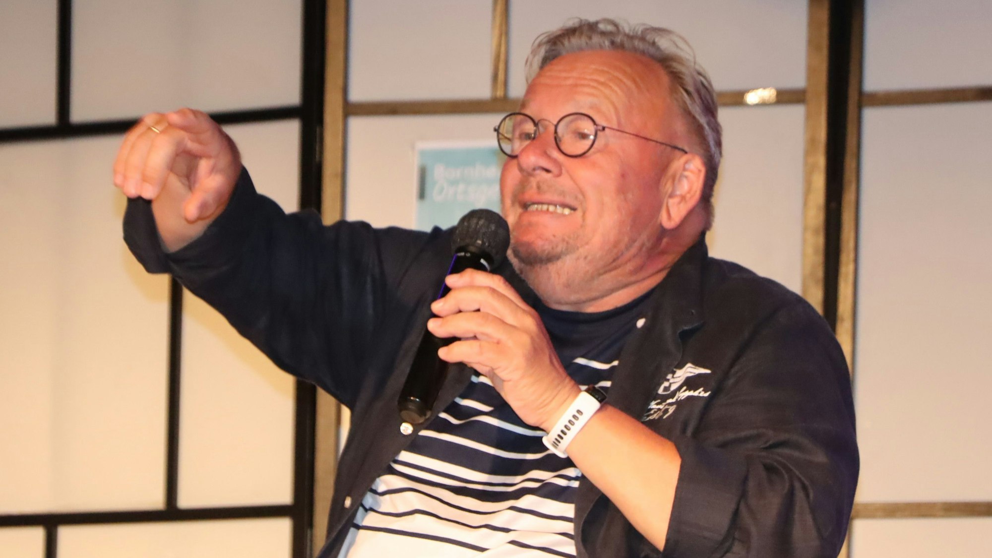 Bernd Stelter setzt an in ein Mikrofon zu sprechen.