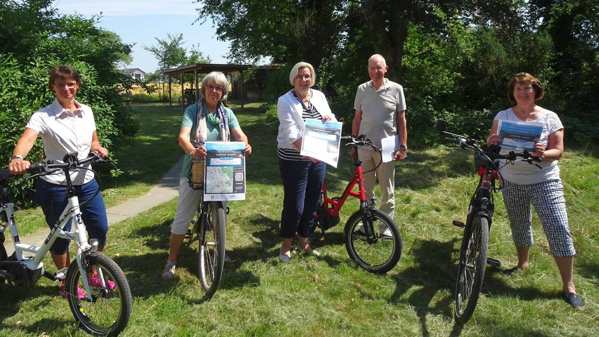 Werbetermin für Fahrradtour zum 2. Jahresgedächtnis der Flut in Swisttal: Orga-Team von links Silke Adamek, Monika Wolf-Umhauer, Bürgermeisterin Petra Kalkbrenner, ADFC-Sprecher Ortsgruppe Swisttal Volkmar Sievert und Getrud Klein.