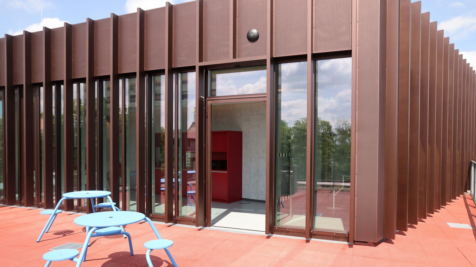Die Dachterrasse bietet eine Möglichkeit zur Bewegung auf Tartanboden.