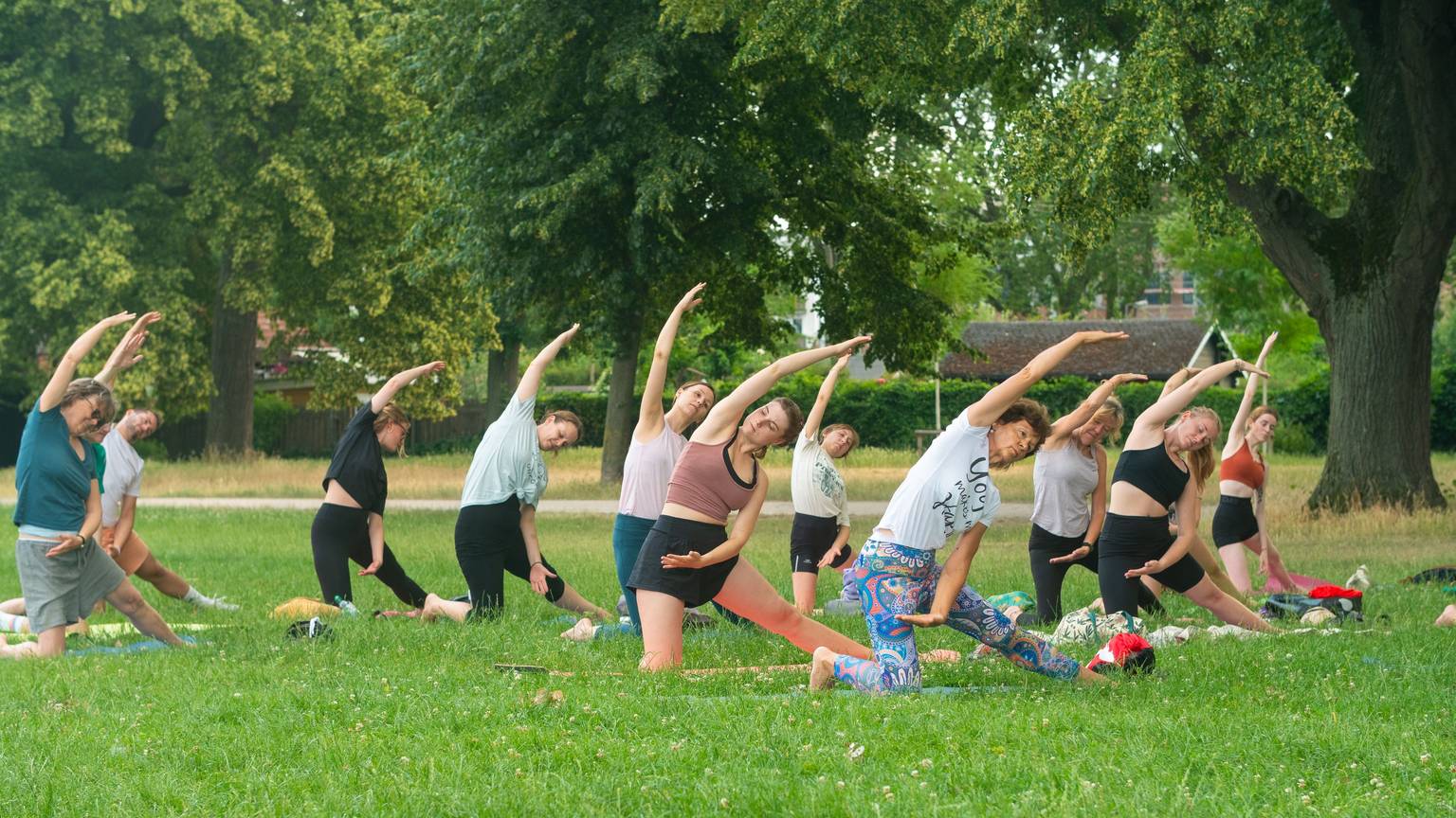 Yoga am Aachener Weiher: Mehr als 40 Sportlerinnen und Sportler nutzten das Angebot von „Kölle aktiv“ im Inneren Grüngürtel.
