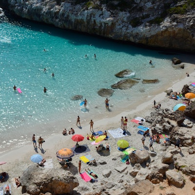 Im Sommerurlaub am Mittelmeer erwarten Urlauber aktuell sehr hohe Wassertemperaturen. (Symbolbild)
