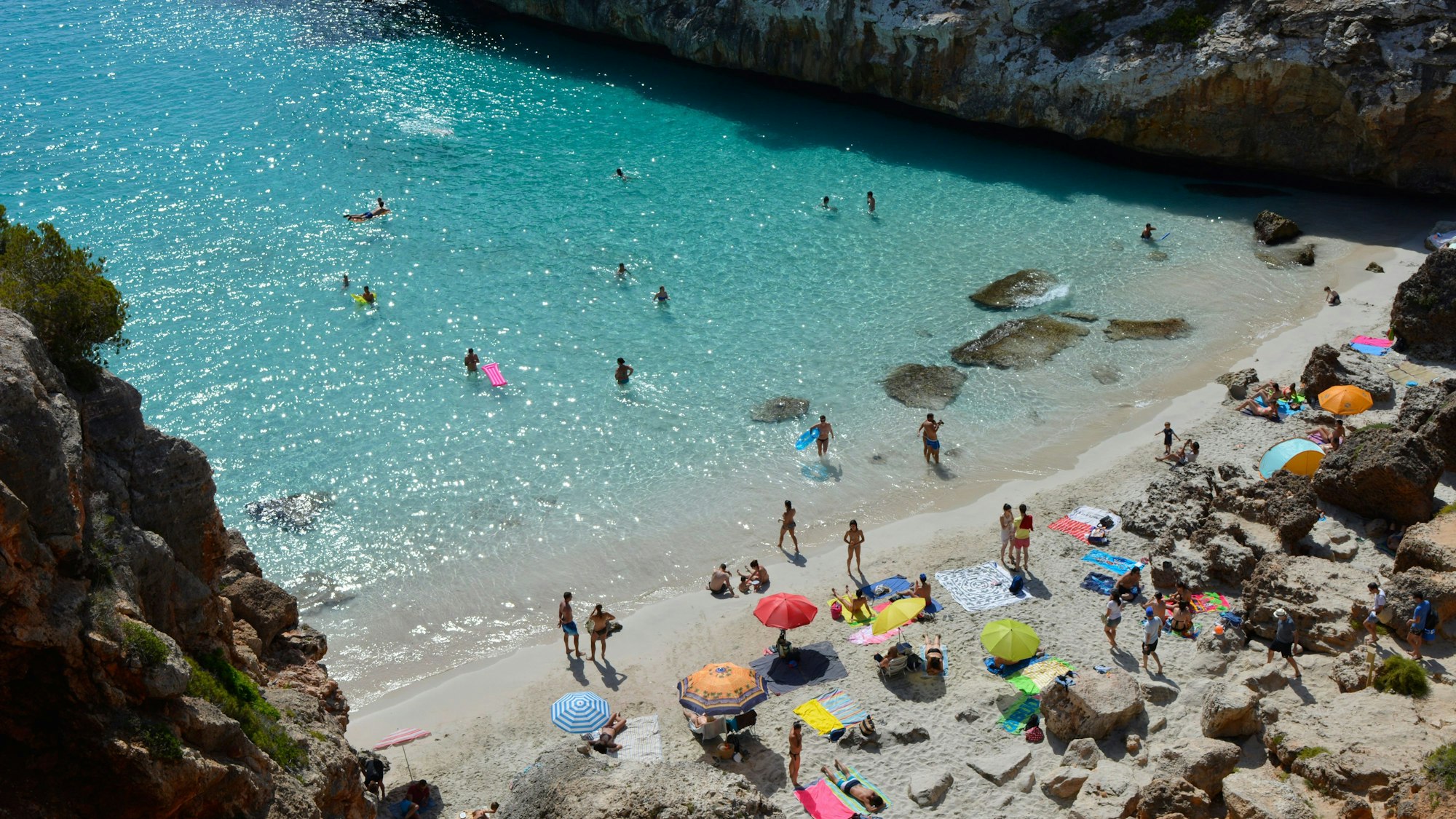 Im Sommerurlaub am Mittelmeer erwarten Urlauber aktuell sehr hohe Wassertemperaturen. (Symbolbild)