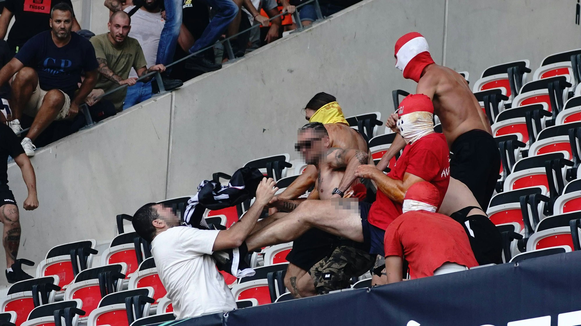 Mit einem Tritt attackierte der nun Angeklagte (r.) der französischen Anhänger.