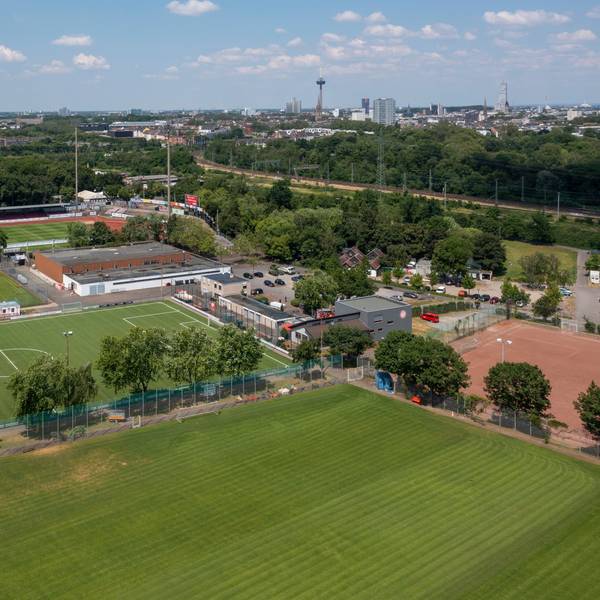 Der Jean-Löring-Sportpark in Zollstock aus der Luft fotografiert