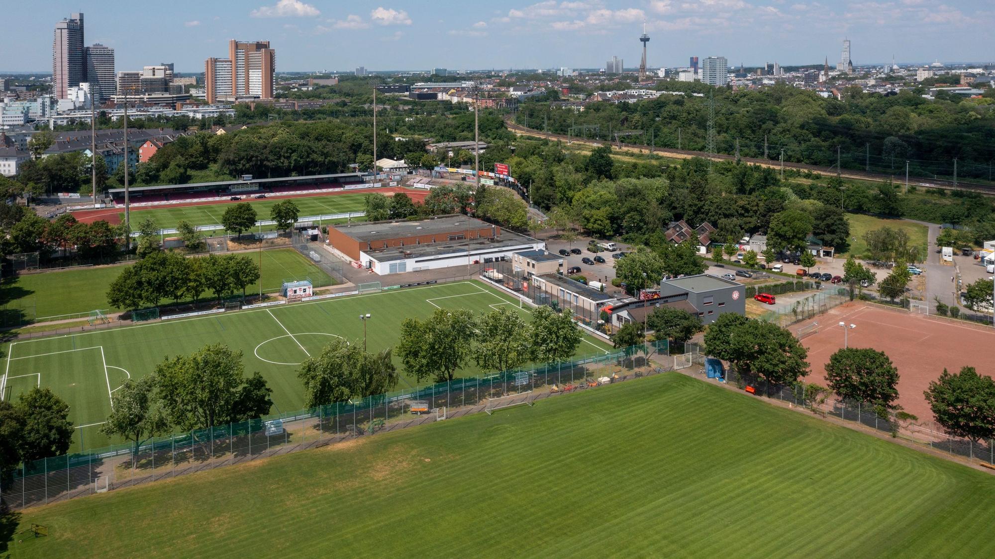 Der Jean-Löring-Sportpark in Zollstock aus der Luft fotografiert