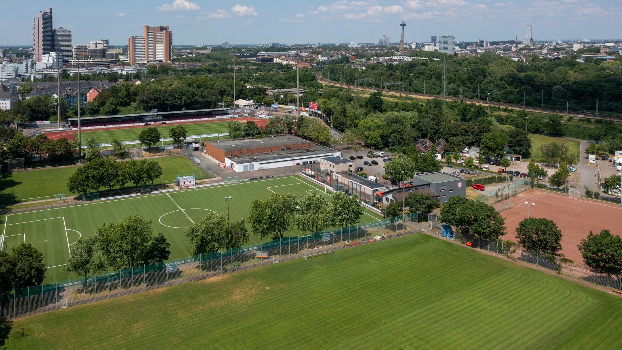 Der Jean-Löring-Sportpark in Zollstock aus der Luft fotografiert