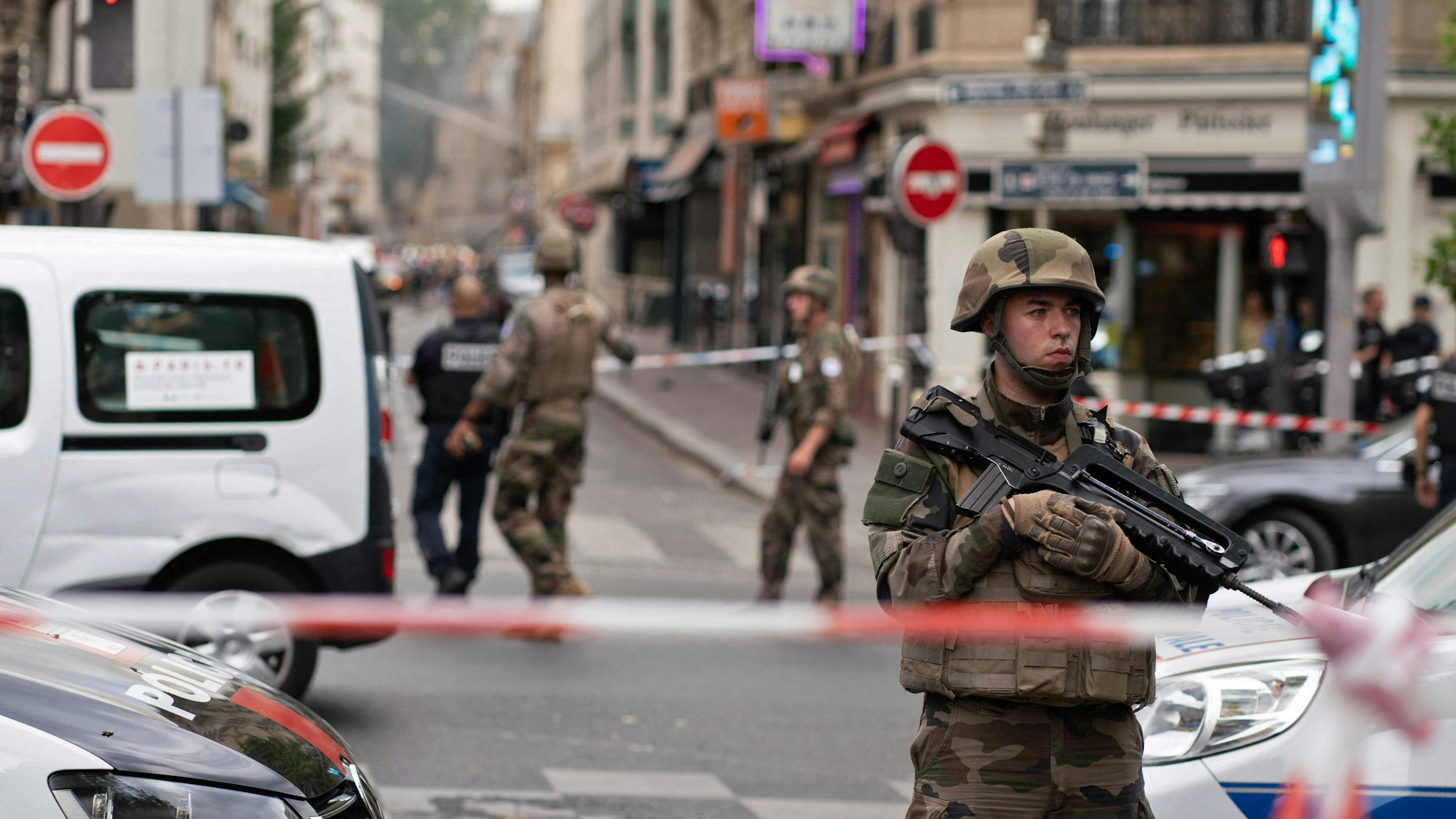 Militär und Polizei riegelten den Bereich der Rue Saint-Jacques, in dem sich die Explosion ereignet hatte, ab. Die Bewohner mehrerer Gebäude wurden evakuiert.