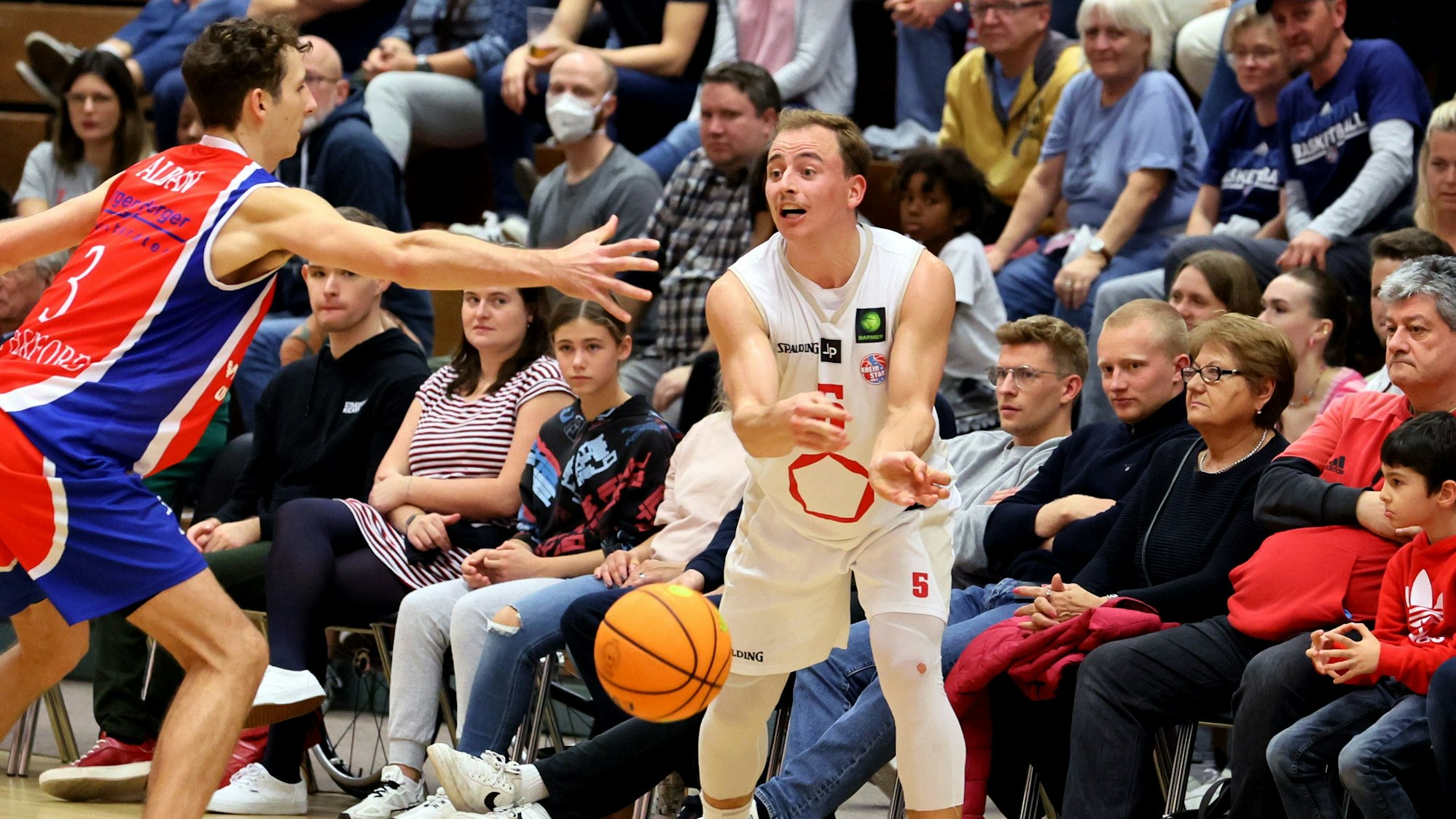 Rheinstars Köln vs. BBG Herford,
Basketball, BARMER 2. Basketball Bundesliga ProB, Guppe Nord, von links: Leo Alban (Herford), Rupert Hennen (Köln), 29.10.2022, Herbert Bucco