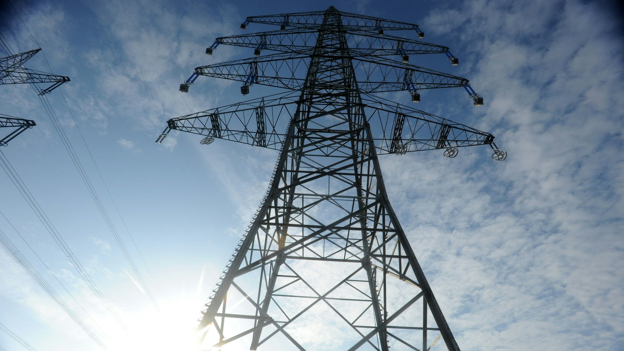 Strommasten von unten aufgenommen.