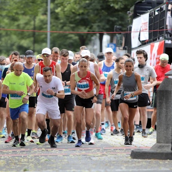 Viele Läufer passieren die Startlinie. (Archivbild)