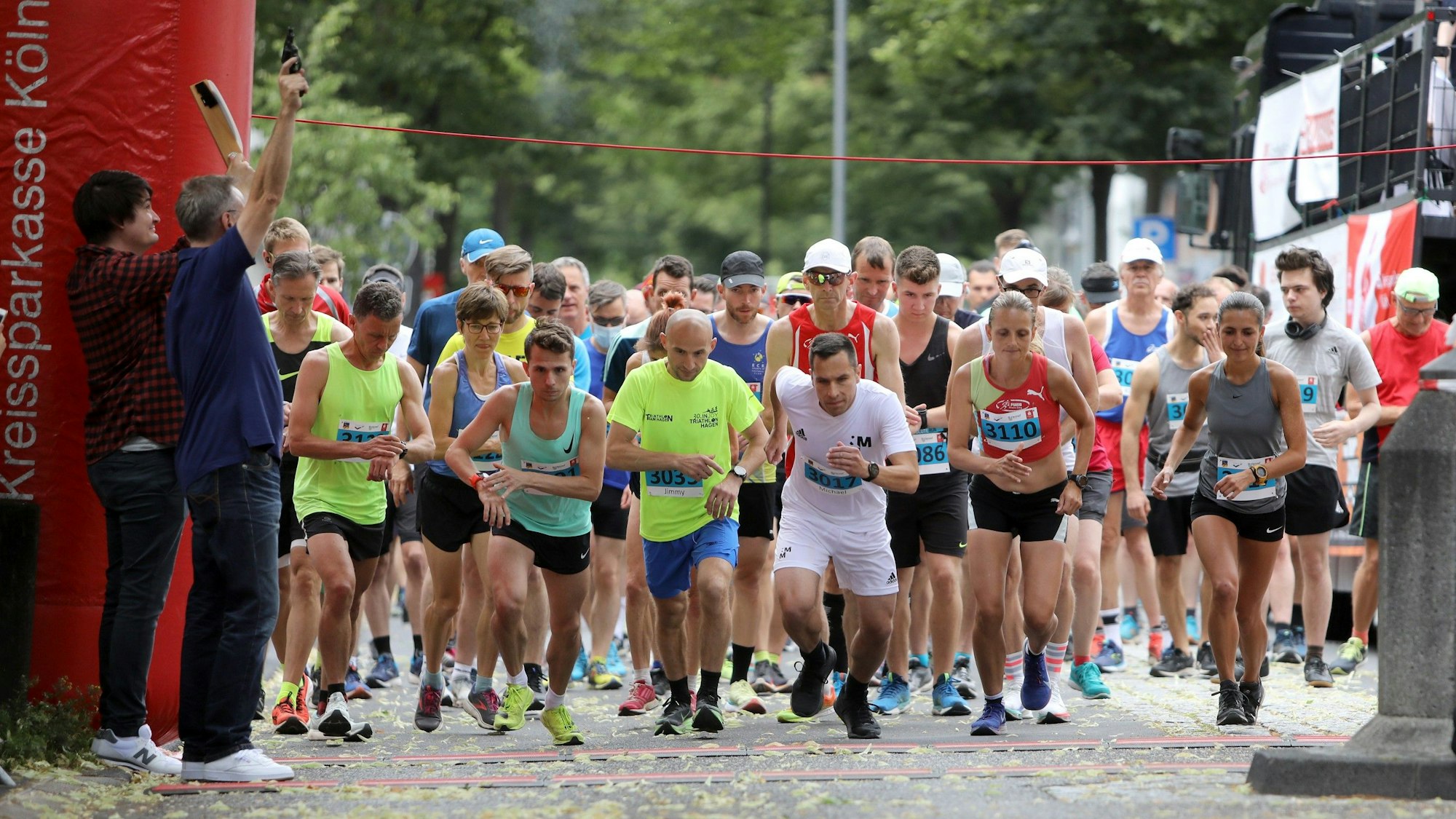 Viele Läufer passieren die Startlinie. (Archivbild)