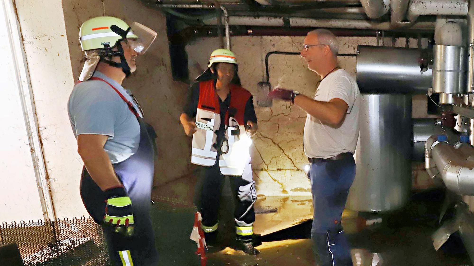 Mit der Feuerwehr besprach Jürgen Henz (r.) das weitere Vorgehen im Keller des Schulzentrums am Mühlenberg in Schleiden. (Archivbild)