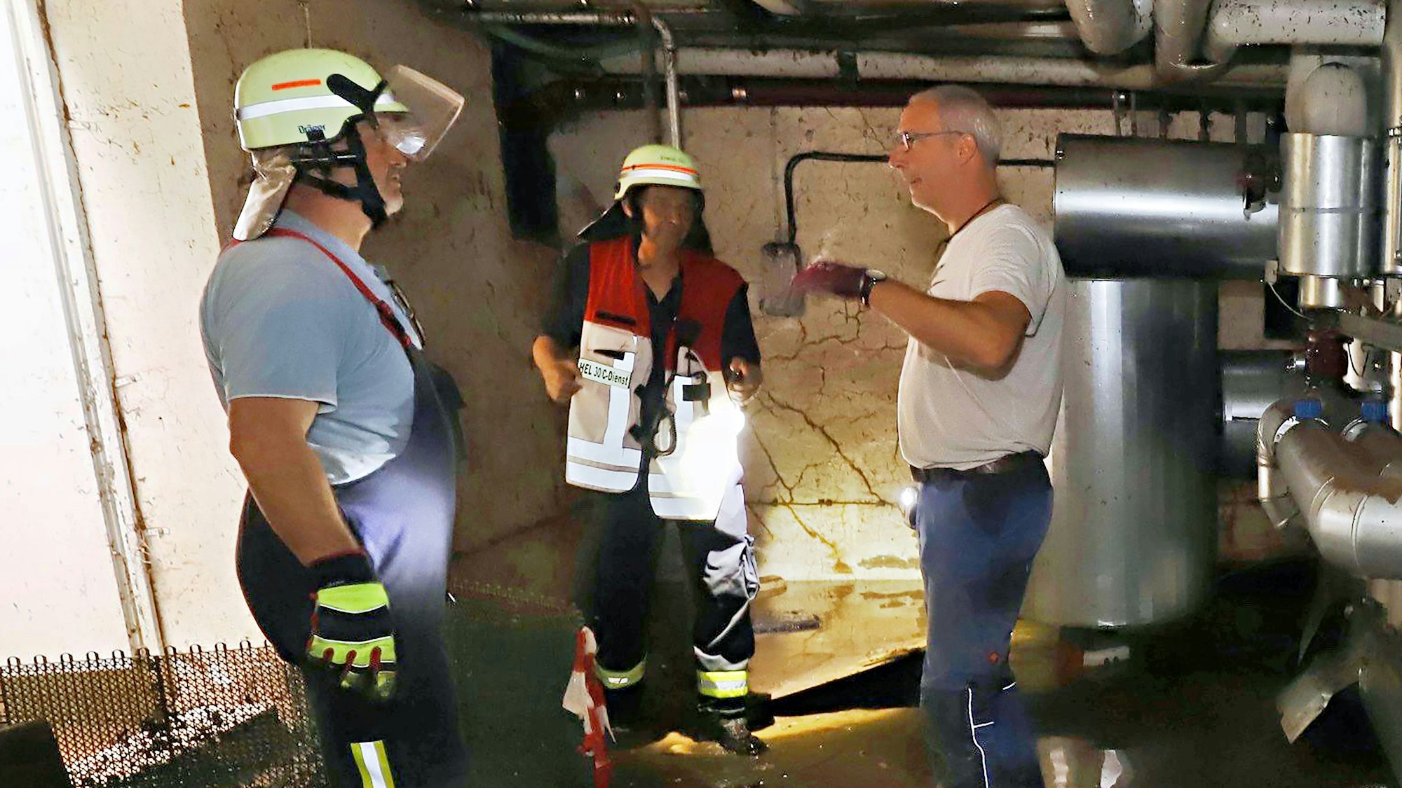 Mit der Feuerwehr besprach Jürgen Henz (r.) das weitere Vorgehen im Keller des Schulzentrums am Mühlenberg in Schleiden. (Archivbild)