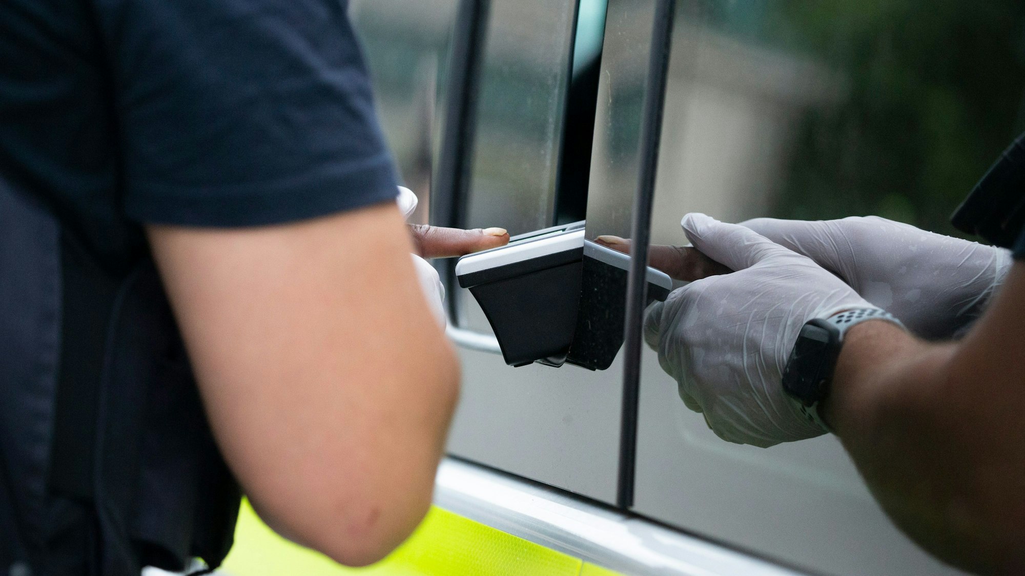 Per Finger-Scanner wird die Identität vor Ort ermittelt.