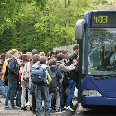 Historische Aufnahme von 2012: Beschulte steigen an der Kürtener Gesamtschule in einen Bus.