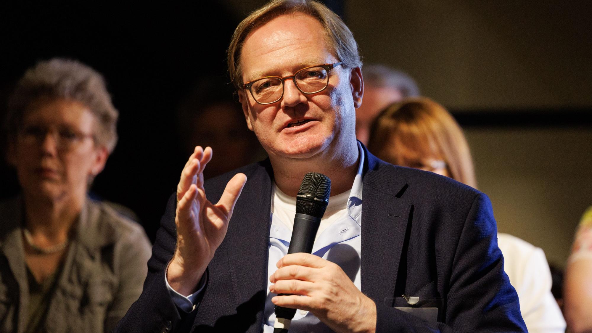 17.06.2023, Niedersachsen, Osnabrück: Stephan Rixen, Rechtswissenschaftler, Hochschullehrer und Mitglied des Deutschen Ethikrates, spricht bei der Podiumsdiskussion «Missbrauch. Kirche. Aufarbeitung - Gerechtigkeit?» beim Ökumenischen Kirchentag. Der diesjährige ökumenische Kirchentag findet unter dem Motto «Wege des Friedens» statt. Es gibt über 100 Veranstaltungen, Diskussionen und Gesprächsrunden unter anderem zum Dialog innerhalb der Kirchen und unter den verschiedenen Konfessionen. Foto: Friso Gentsch/dpa +++ dpa-Bildfunk +++