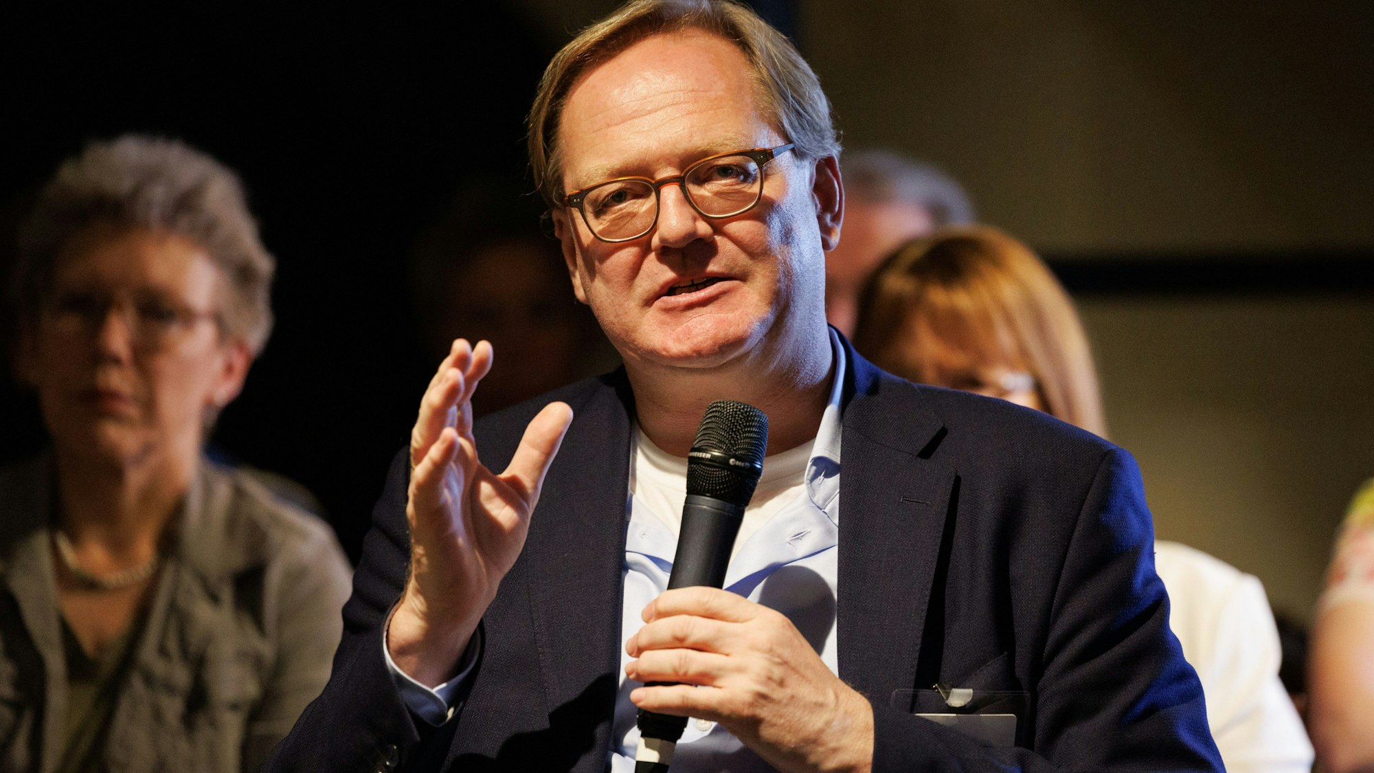 17.06.2023, Niedersachsen, Osnabrück: Stephan Rixen, Rechtswissenschaftler, Hochschullehrer und Mitglied des Deutschen Ethikrates, spricht bei der Podiumsdiskussion «Missbrauch. Kirche. Aufarbeitung - Gerechtigkeit?» beim Ökumenischen Kirchentag. Der diesjährige ökumenische Kirchentag findet unter dem Motto «Wege des Friedens» statt. Es gibt über 100 Veranstaltungen, Diskussionen und Gesprächsrunden unter anderem zum Dialog innerhalb der Kirchen und unter den verschiedenen Konfessionen. Foto: Friso Gentsch/dpa +++ dpa-Bildfunk +++