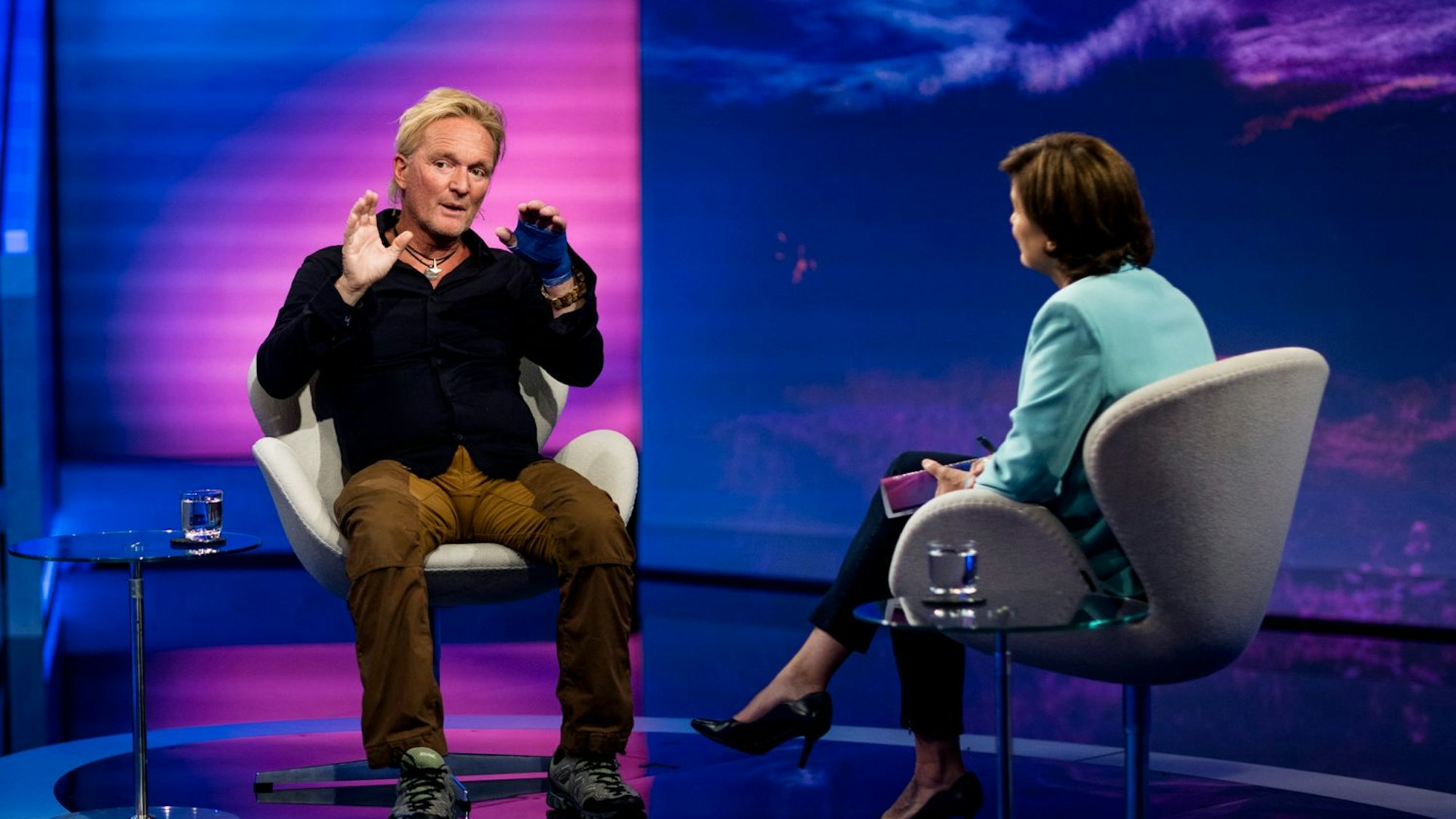 Tierfilmer Andreas Kieling (l.) berichtet bei Sandra Maischberger über den Bären-Angriff.