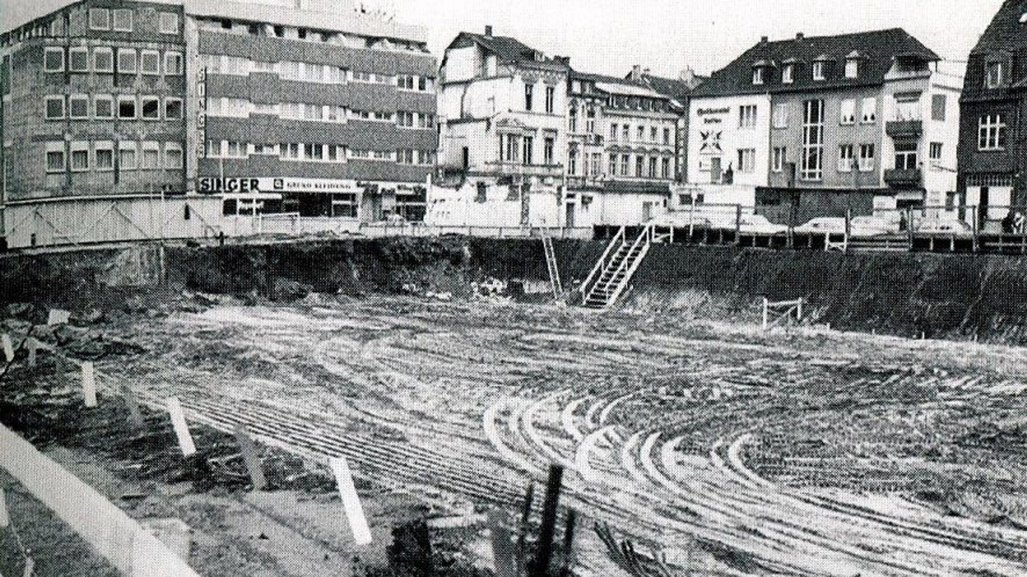 Schwarz-weiße Aufnahme der Baugrube. (Archivbild)