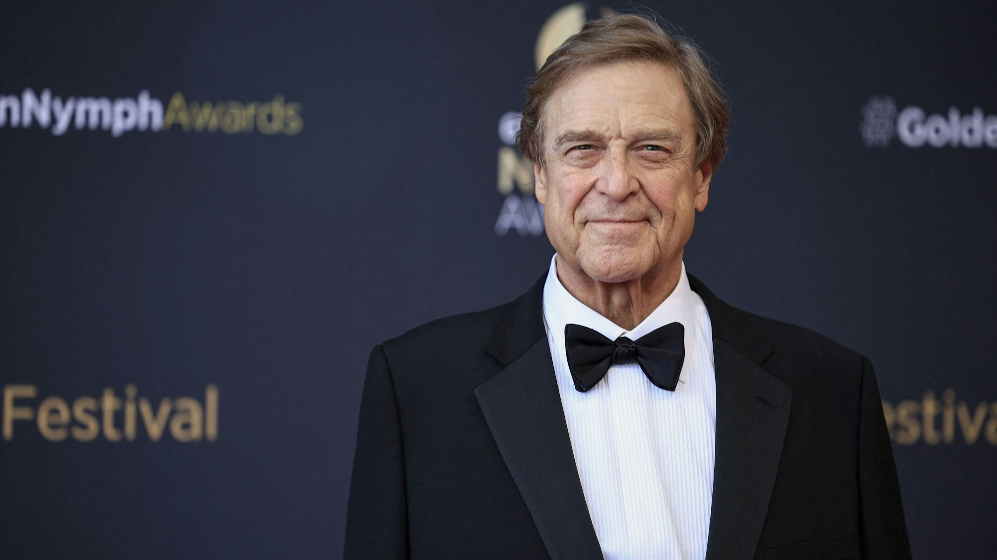Rund 90 Kilo soll der Hollywoodstar John Goodman in den letzten 13 Jahren abgenommen haben. Der Schauspieler schwört dabei auf einen stetigen Prozess, um den Jo-Jo-Effekt zu vermeiden.