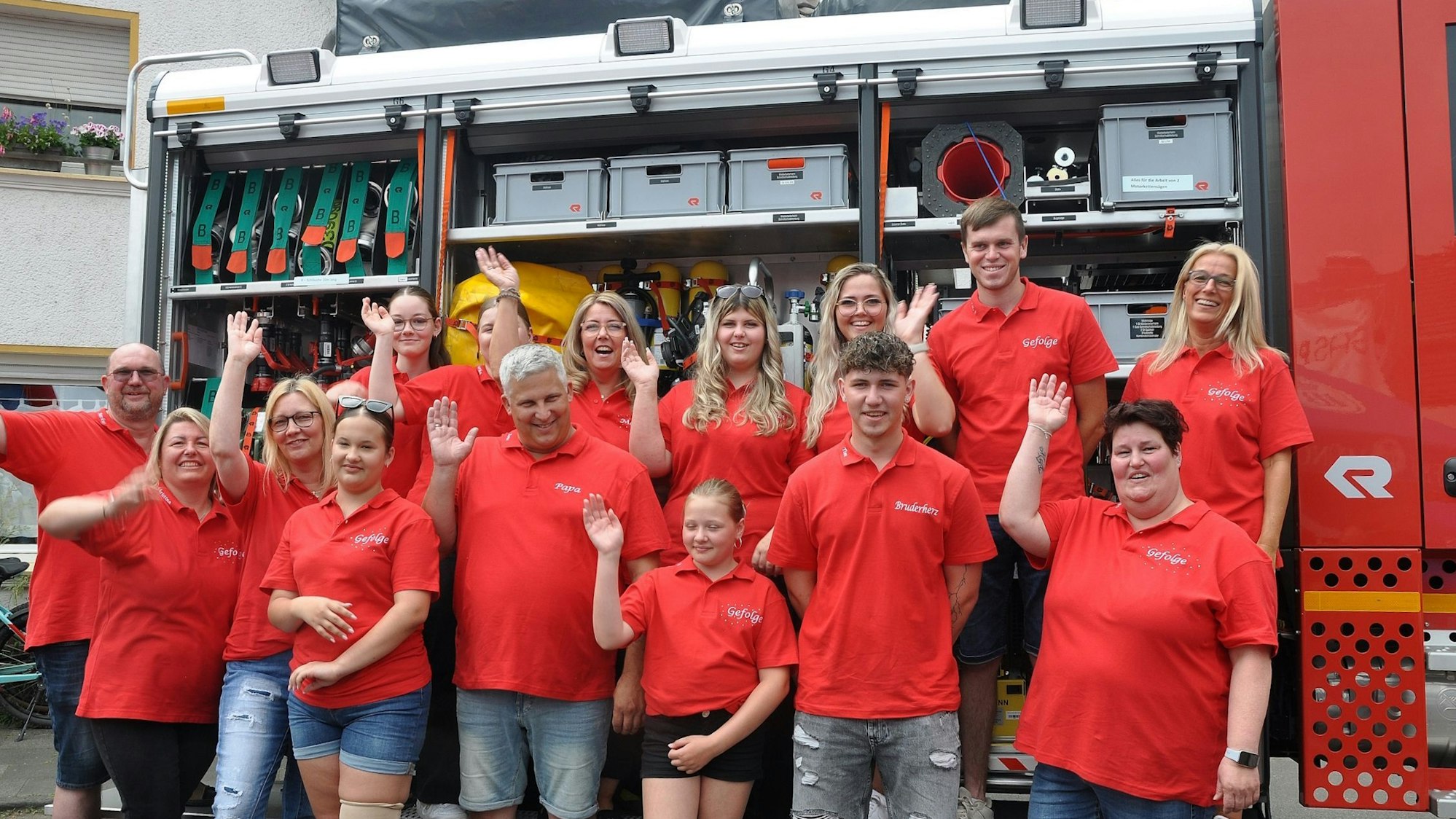 Waldorfs Kinderprinzessin Finja I. winkt mit ihrem Gefolge in roten T-Shirts.