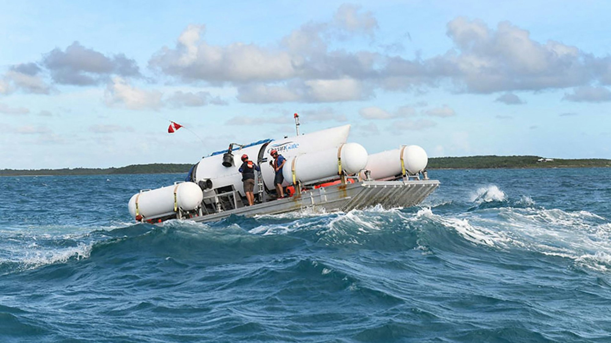 Das Archivbild zeigt das U-Boot „Titan“ an der Wasseroberfläche auf seiner Tauchplattform.