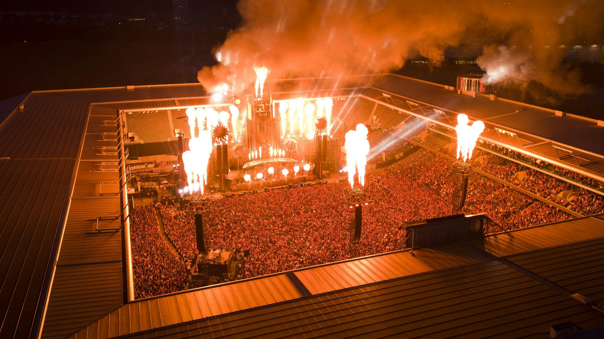 Pyrotechnik beim Rammstein-Konzert am 17. Juni in Bern (Schweiz), die erfolgreichste deutsche Rock-Band ist derzeit auf Tour. Wegen der Vorwürfe gegen Rammstein-Sänger Till Lindemann unterzeichneten zehntausende Menschen Petitionen gegen weitere Rammstein-Konzerte.