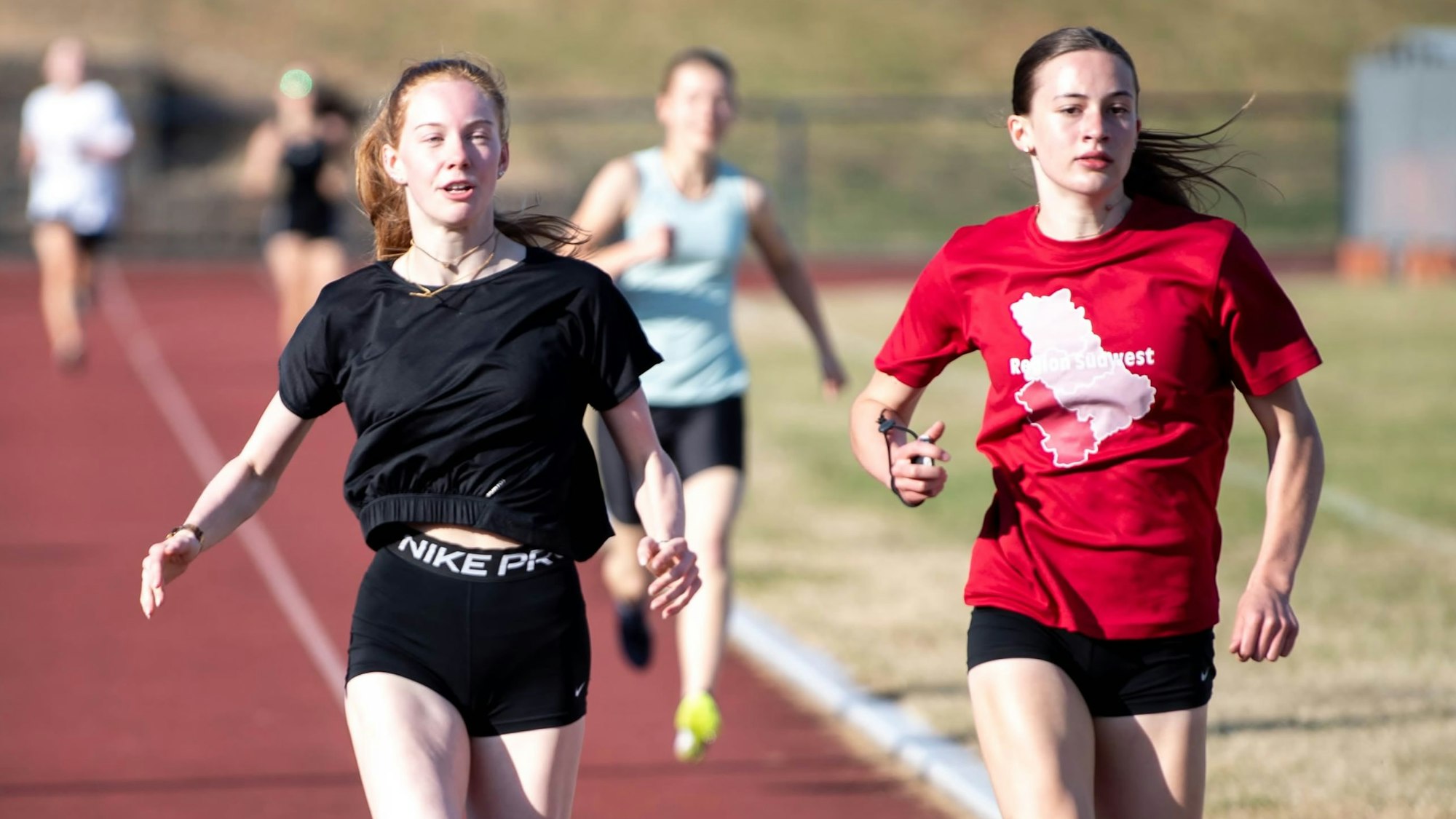Bibiane Wollersheim (schwarzes Shirt) und Lisa Mauel (rotes Shirt) laufen beim Training nebeneinander.