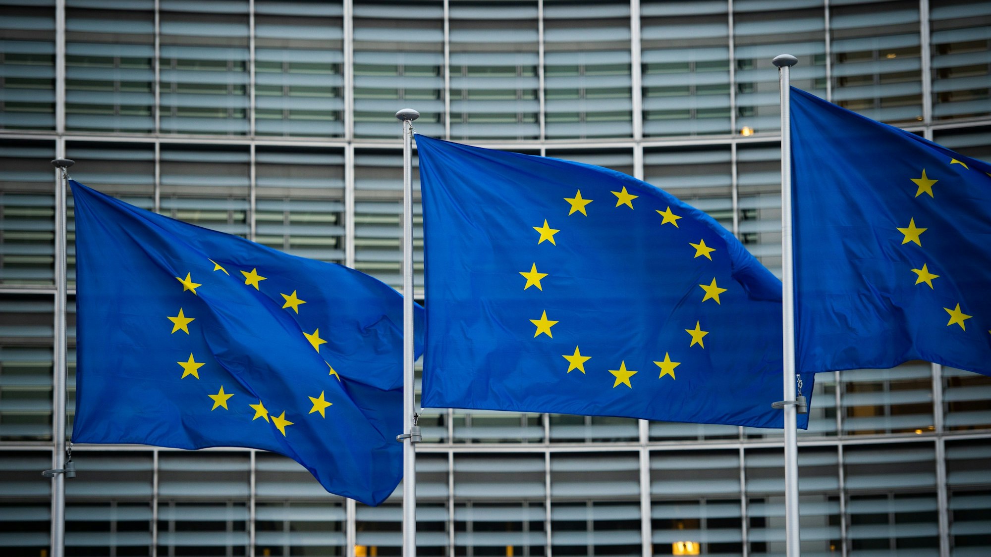 Flaggen der Europäischen Union wehen im Wind vor dem Berlaymont-Gebäude der Europäischen Kommission in Brüssel.