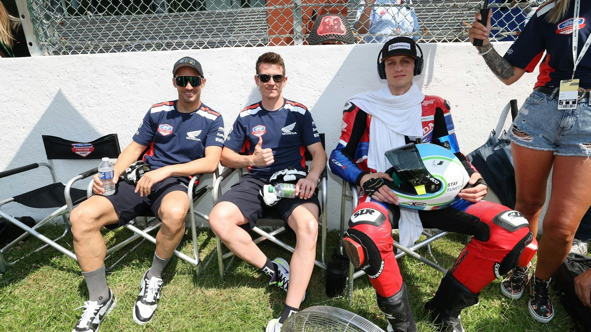 Zu sehen ist ein Rennfahrer, der in einem Stuhl sitzt, davor ein Ventilator.