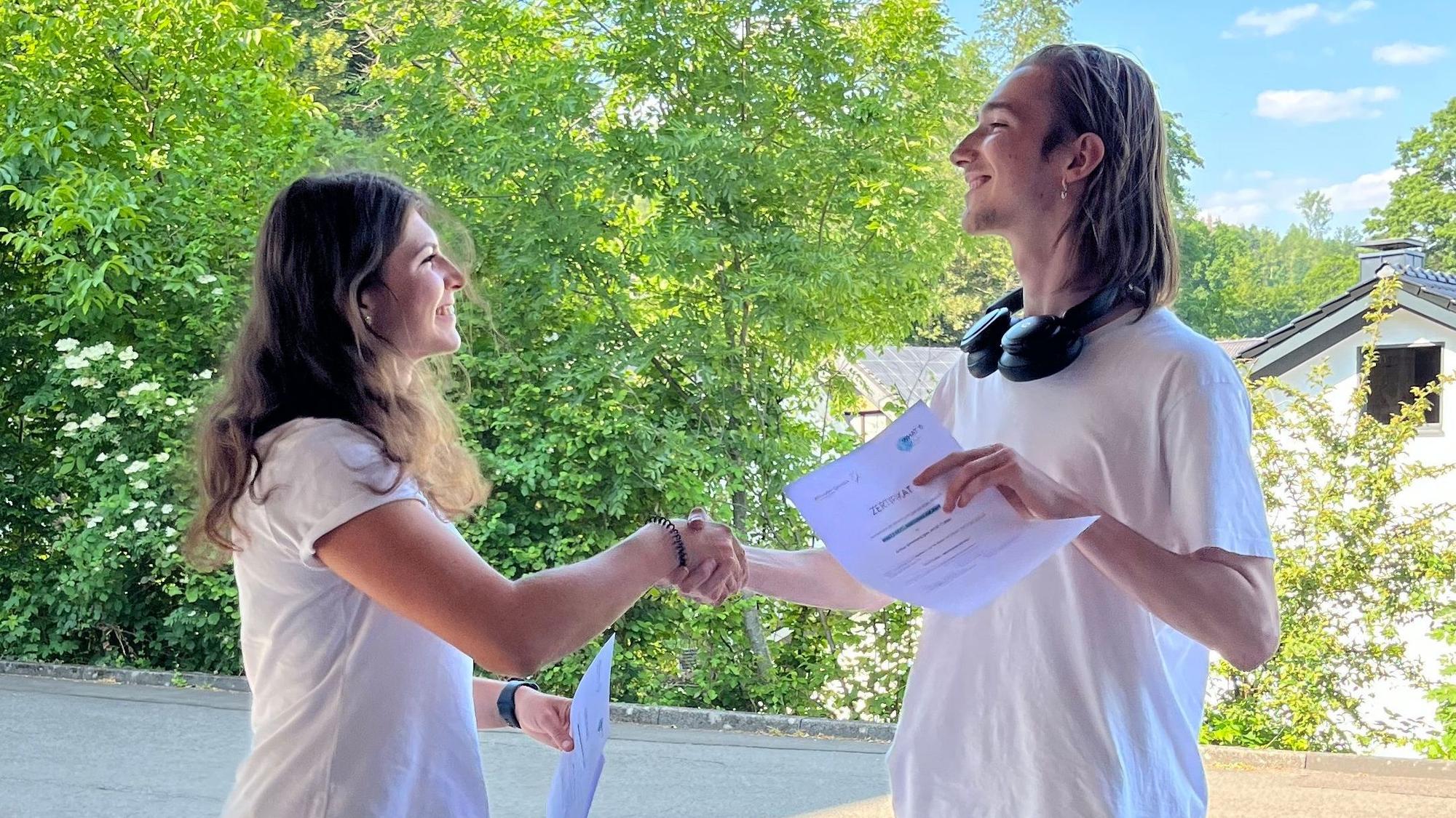 Alina Langenberg, stellvertretende Vorsitzende von „What’s Next“ und Mentorin, überreichte ihrem „Mentee“ Arthur das Zertifikat für die Teilnahme.