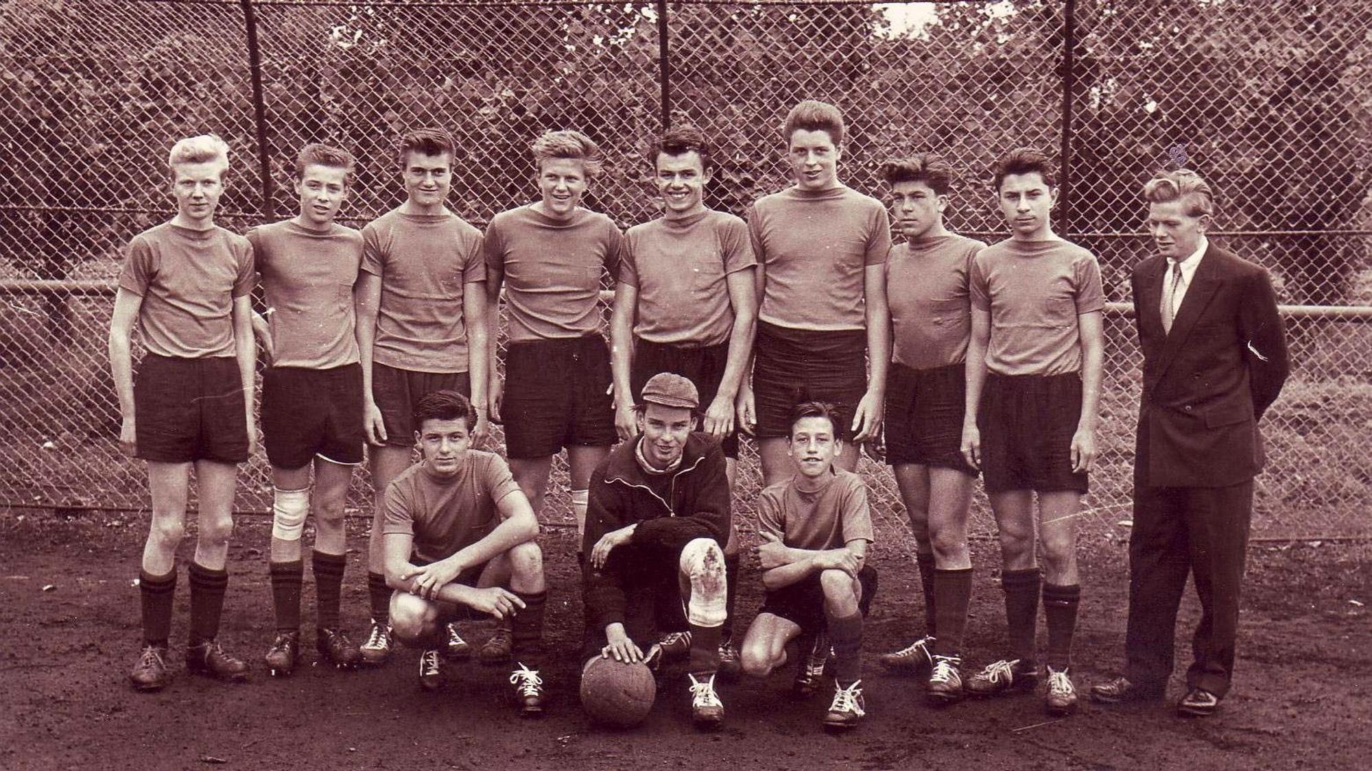 Das Foto zeigt eine Fußballmannschaft aus dem Jahr 1958 mit Trainer im Anzug