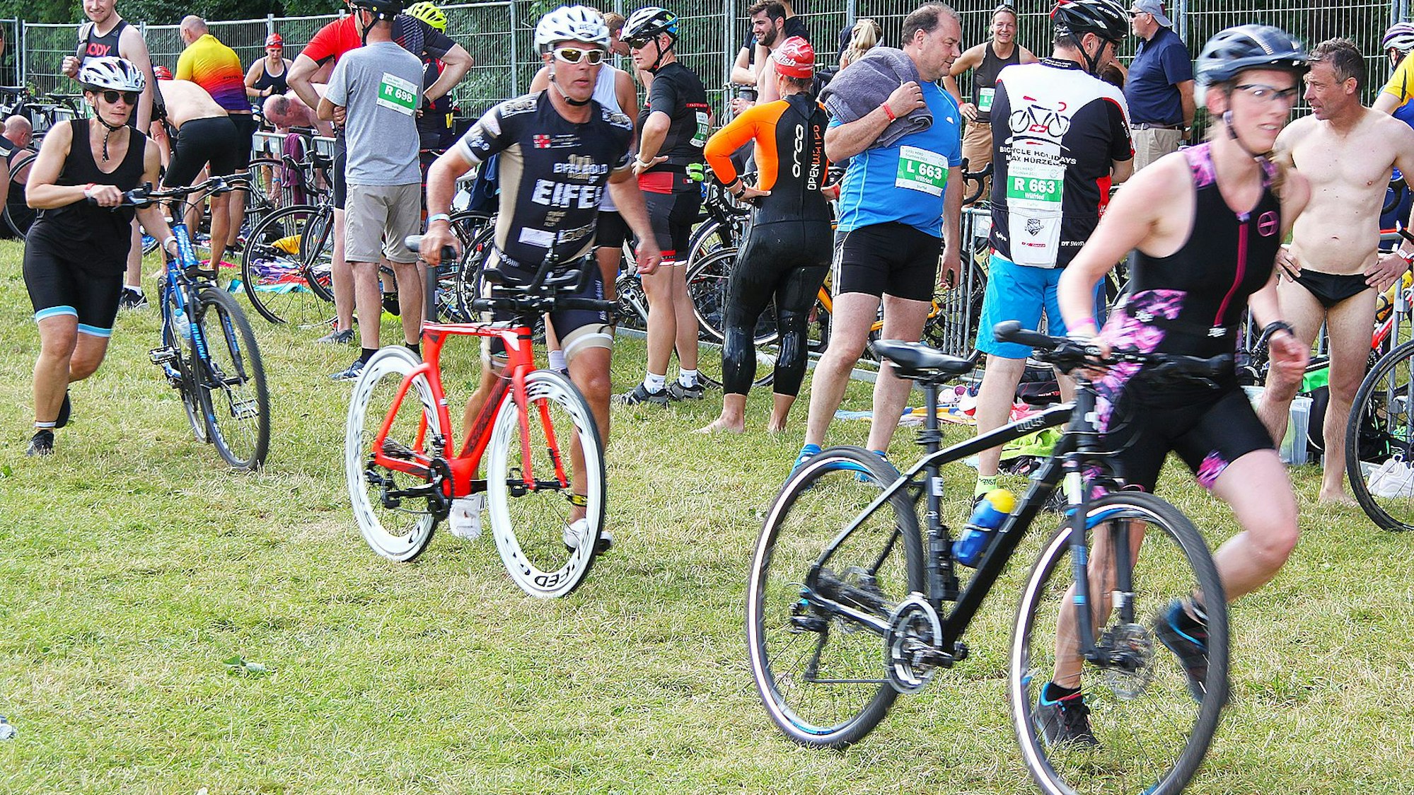 Auf dem sind Triathleten zu sehen.