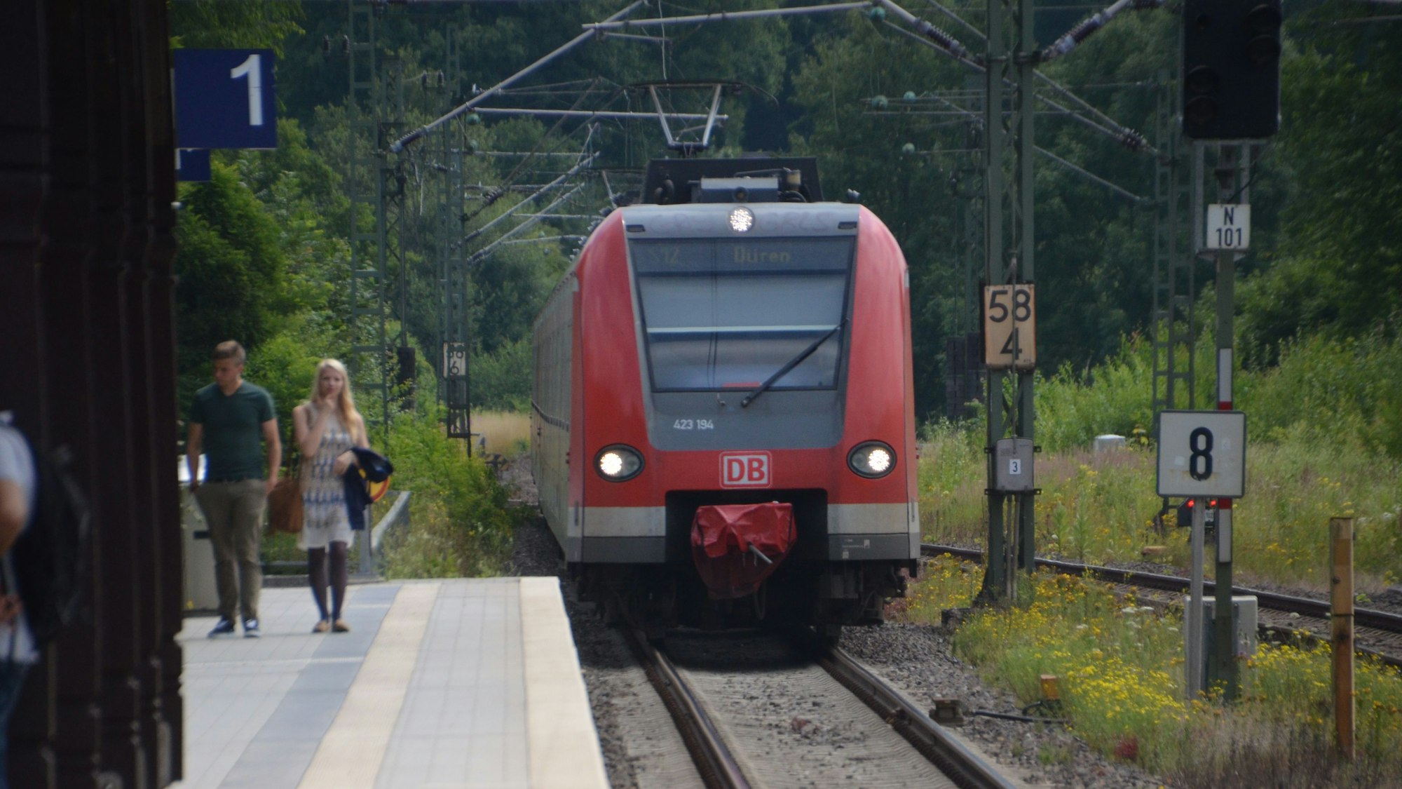 Bild eines Regionalzuges, der gerade am Gleis einfährt.