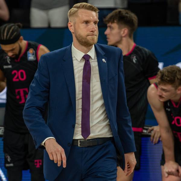 Bonns Trainer Tuomas Iisalo (2.v.l)