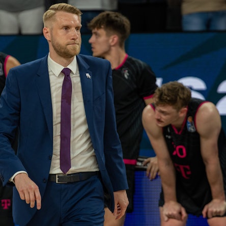 Bonns Trainer Tuomas Iisalo (2.v.l)