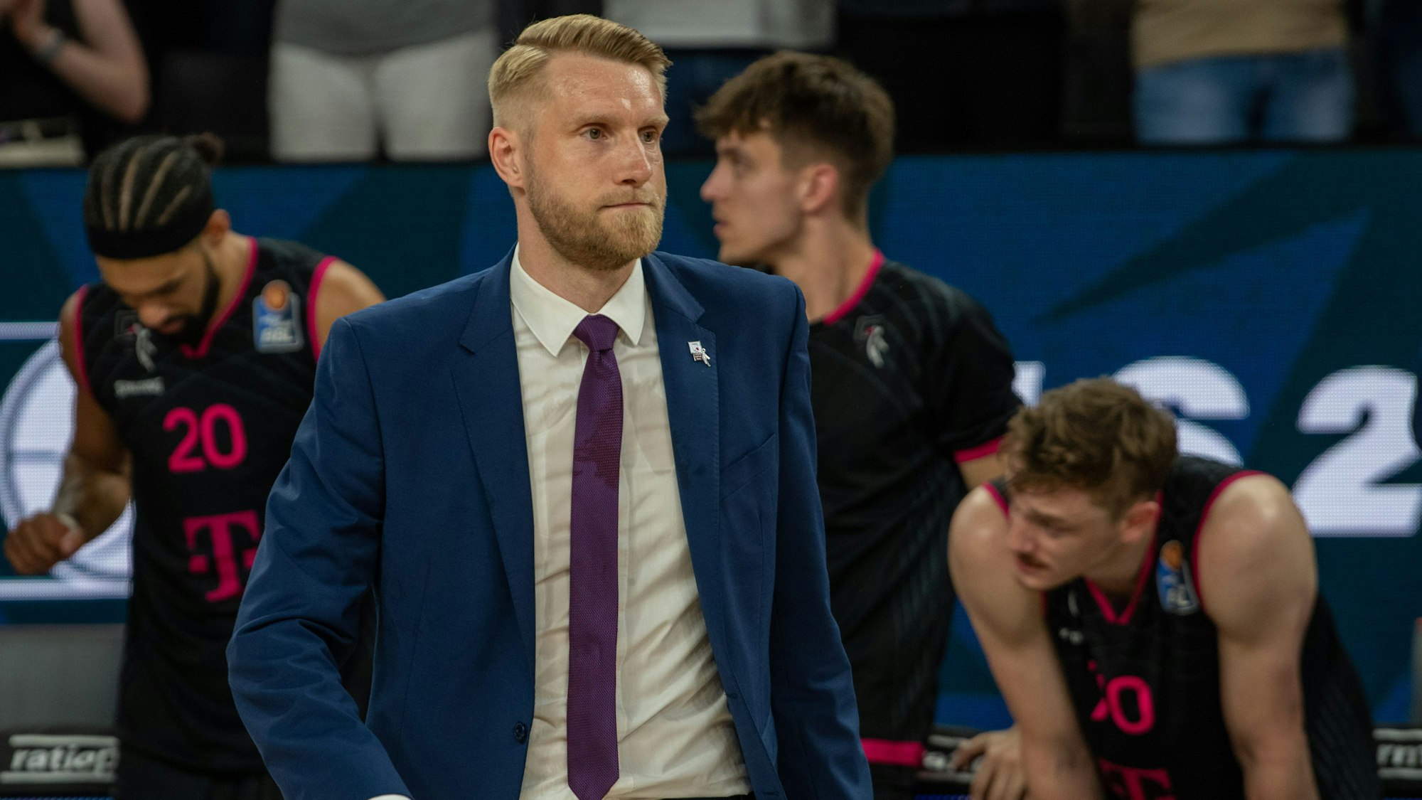 Bonns Trainer Tuomas Iisalo (2.v.l)