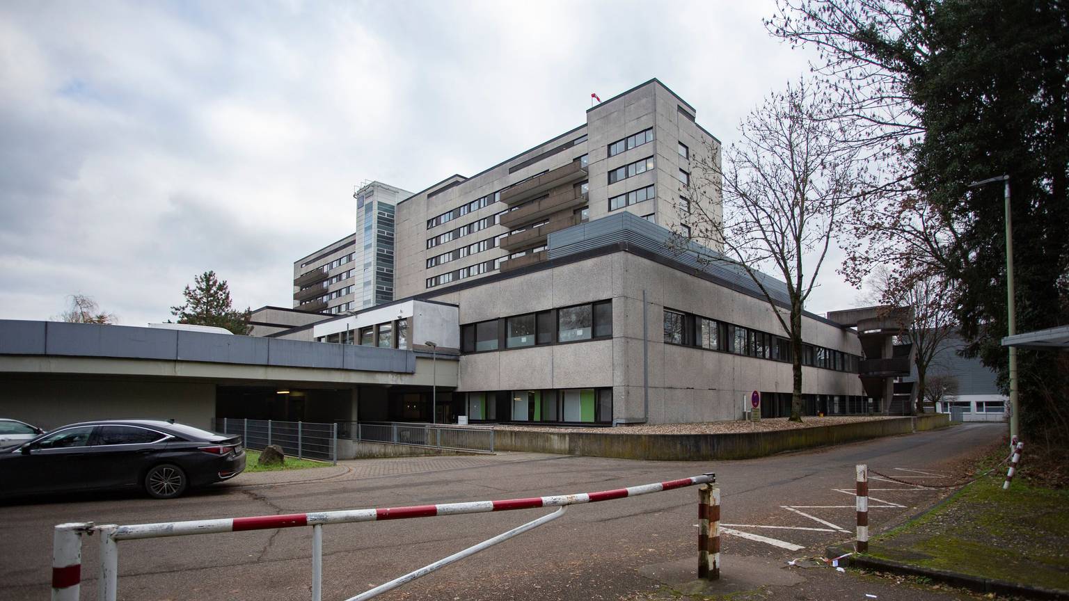 Blick auf die Klinik Holweide aus der Froschperspektive
